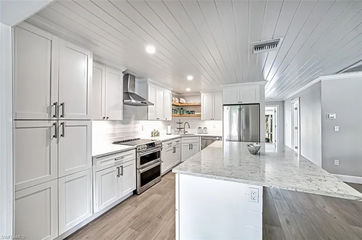 All_new_kitchen_with_large_breakfast_bar
