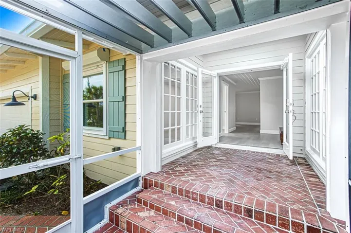 Screened_in_front_entry