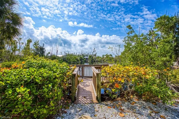 private_little_dock_to_view_nature_on_the_water