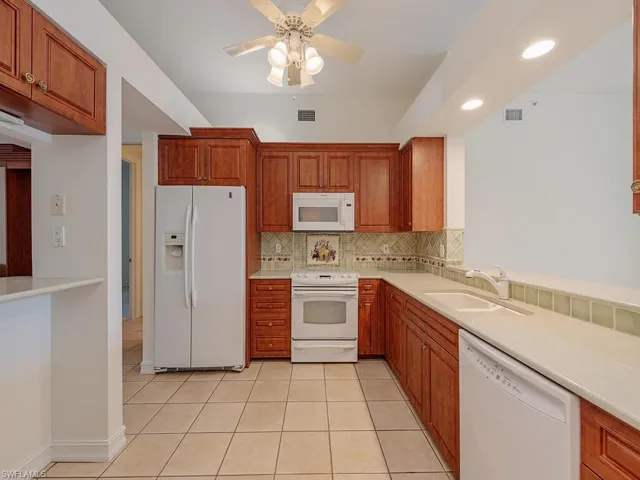 Spacious kitchen and breakfast bar