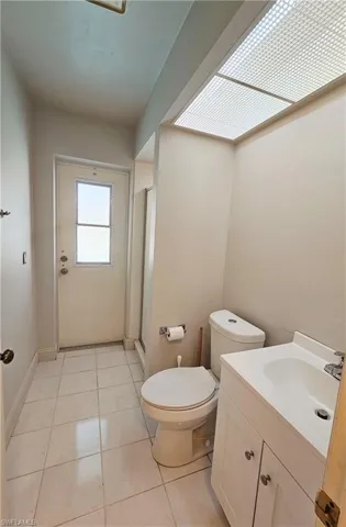 Guest/Pool Bath