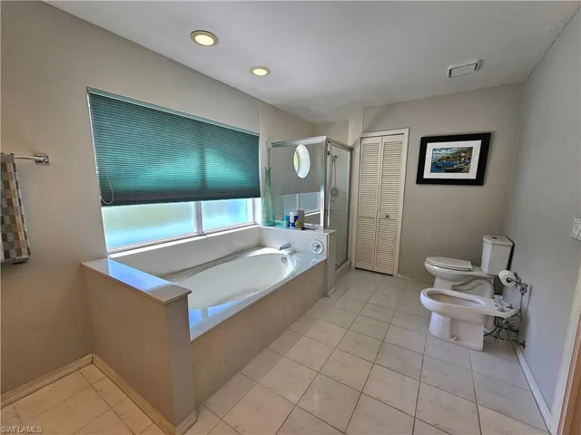 Master bath with soaking tub & walk in shower