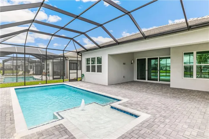 Pool with sunshelf and bubbler