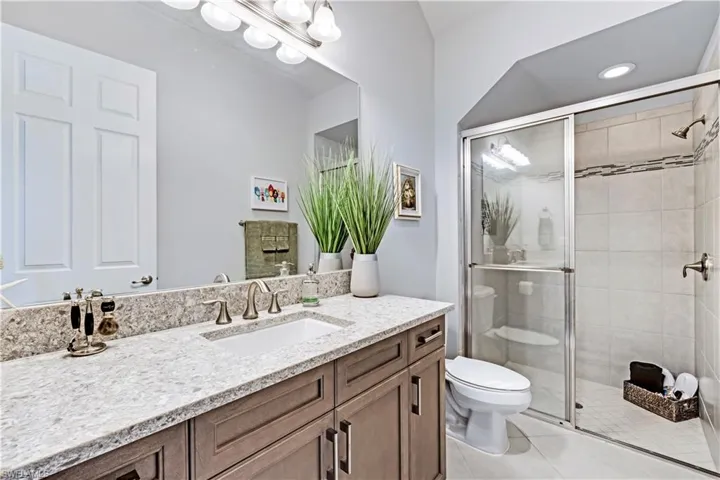 Bathroom #4 (1st floor)