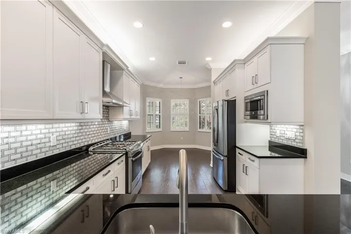 Gourmet kitchen with eat-in casual dining room