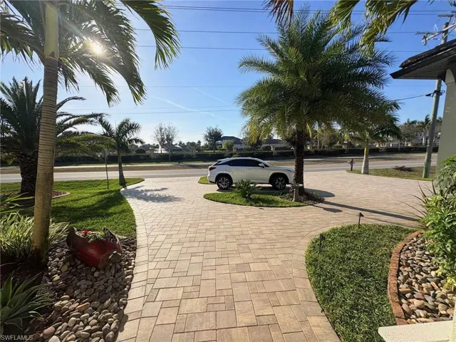 LARGE PAVERED CIRCULAR DRIVEWAY