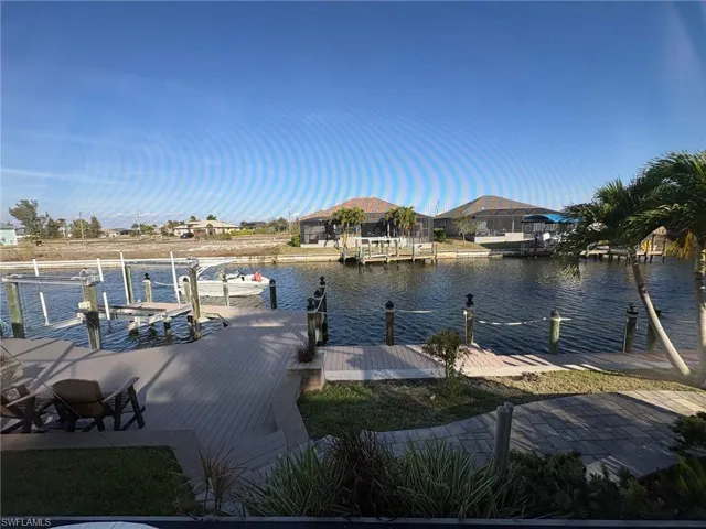 COMPOSITE DECKING, LARGE DOCK WITH A 10k LIFT, WATER AND ELECTRIC PLUS AN EXTRA AREA TO INSERT KAYAKS OR FOR A FRIEND TO TIE UP WHO'S VISITING BY WATER