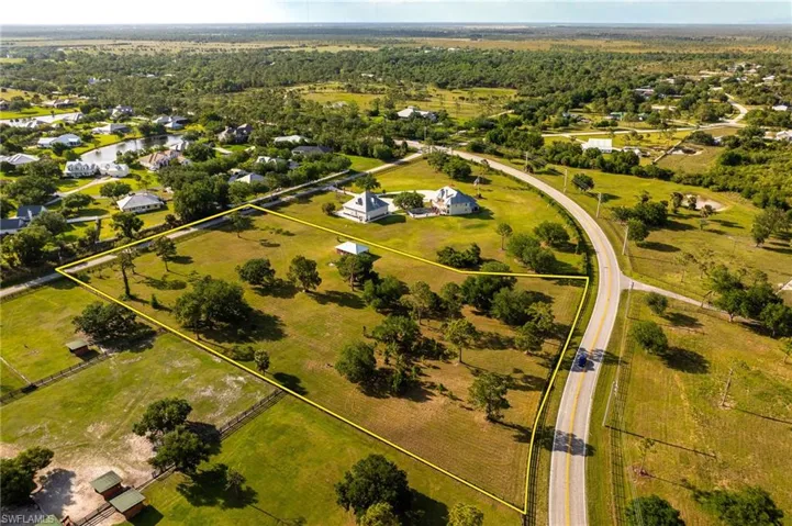 Bird's eye view with a view of trees and a rural view