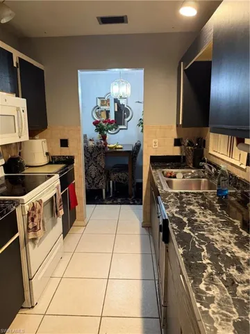 galley kitchen w/ breakfast area