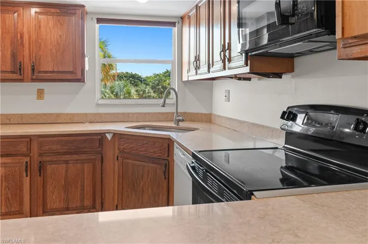 21 High Point Cir E 305, Naples, Florida 34103