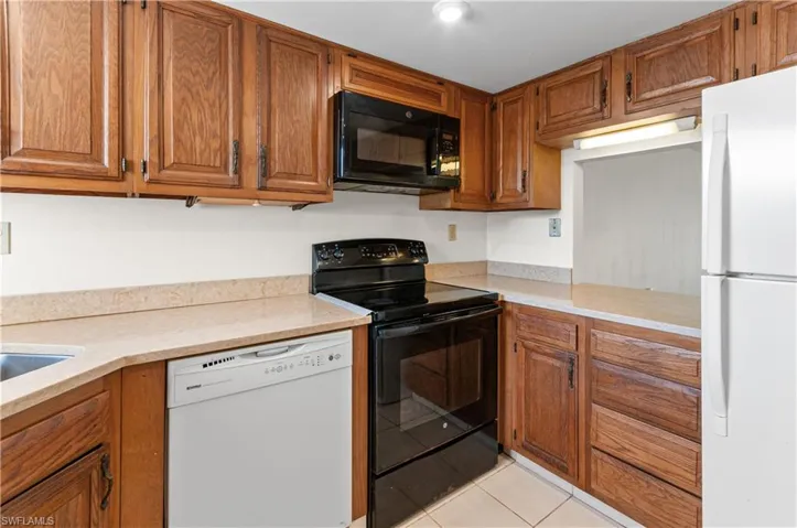 21 High Point Cir E 305, Naples, Florida 34103