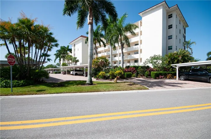 21 High Point Cir E 305, Naples, Florida 34103