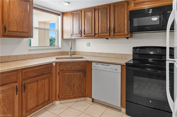 21 High Point Cir E 305, Naples, Florida 34103