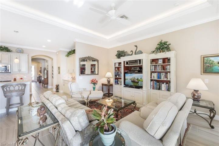 Tray Ceilings / Crown Moldings