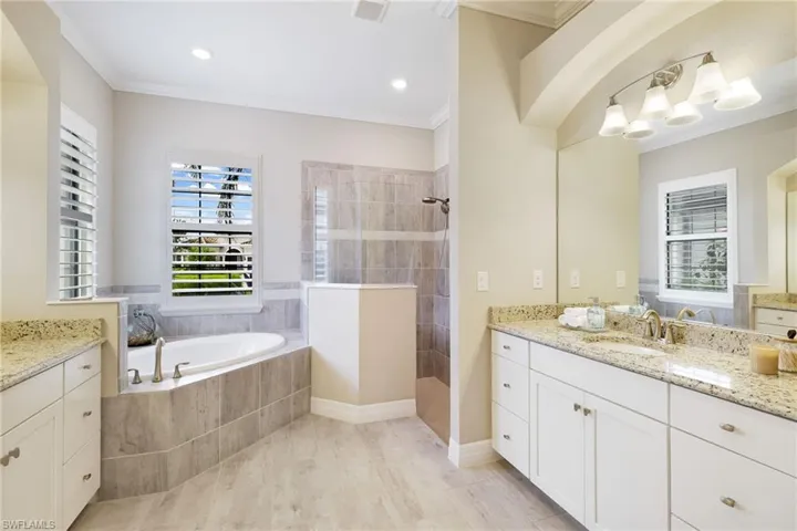 Soaking tub