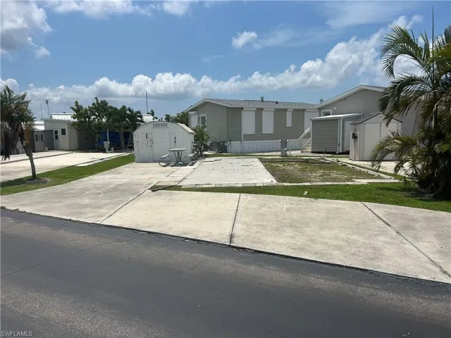 Manufactured / mobile home featuring a storage shed