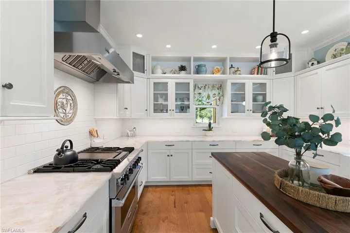 6460 Hidden Oaks Ln, Naples, Florida 34119