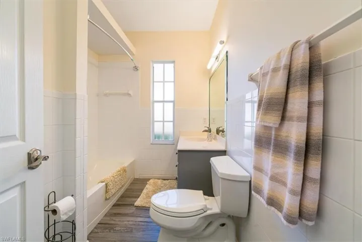 2nd Bathroom with tup/shower combo