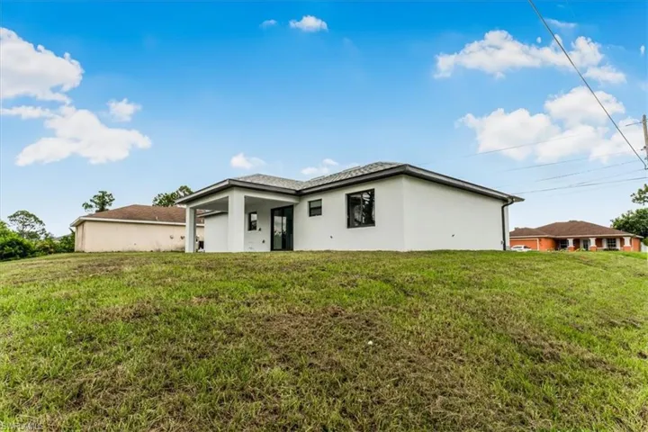 Prairie-style home with stucco siding and a front yard