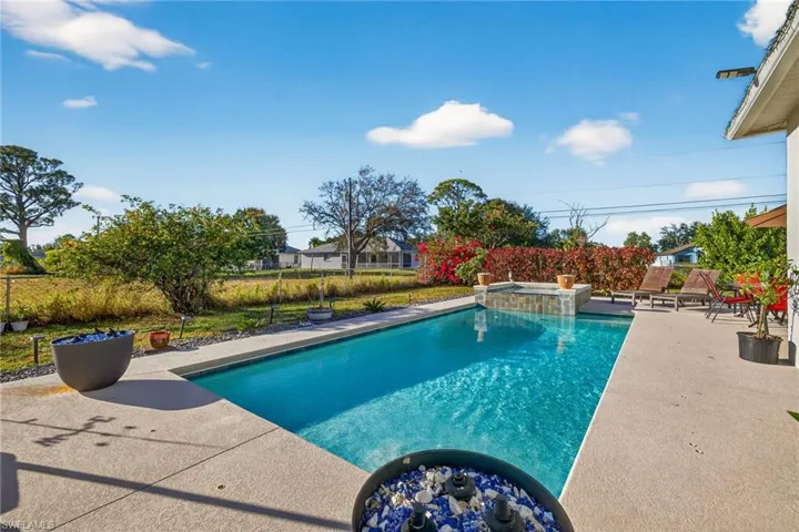 812 Sw 11th Ct, Cape Coral, Florida 33991