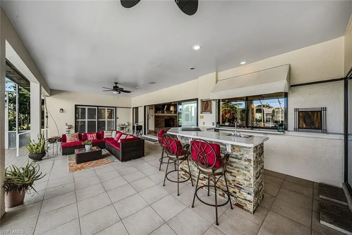Covered Lanai with plenty of natural light