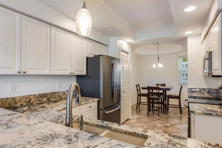Double sink with ample counter space