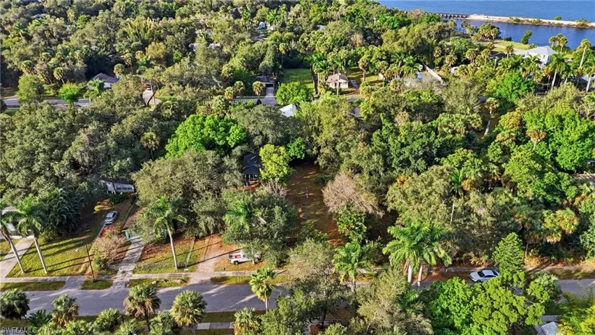 Aerial overview of property's location featuring a large body of water