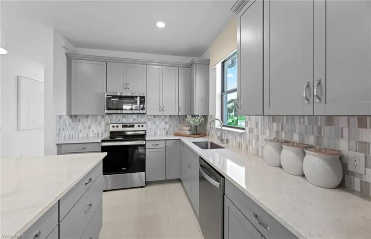 Exterior/interior photos are of staged model home. Illustration purposes only.