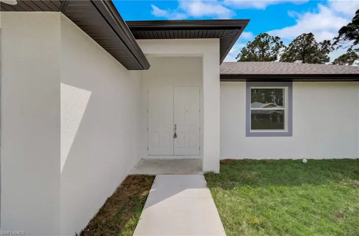 Entrance to property featuring a yard