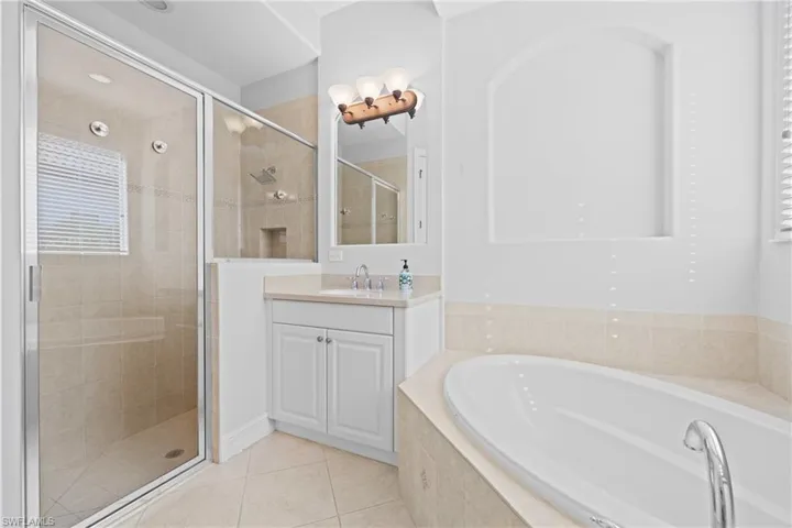 7828 Valencia Ct, Naples, Florida 34113