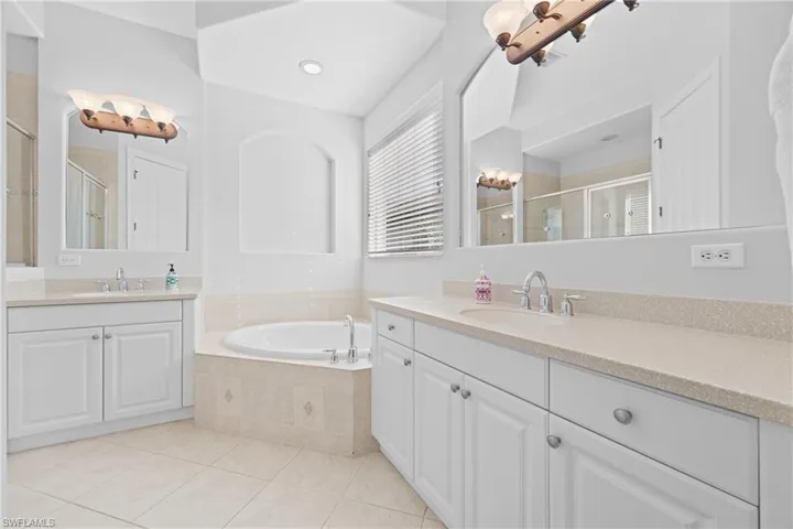 7828 Valencia Ct, Naples, Florida 34113