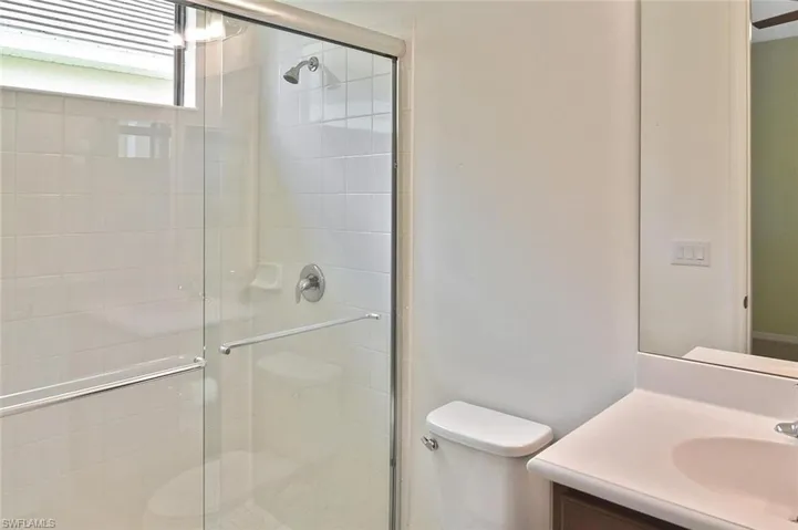 Guest ensuite' with tiled walk-in shower