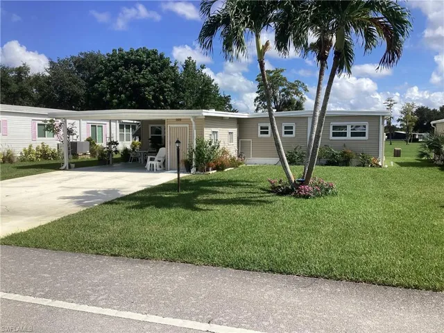 526  Charlemagne  BLVD, Naples, FL 34112