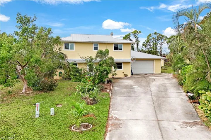 View of front of property featuring a front yard