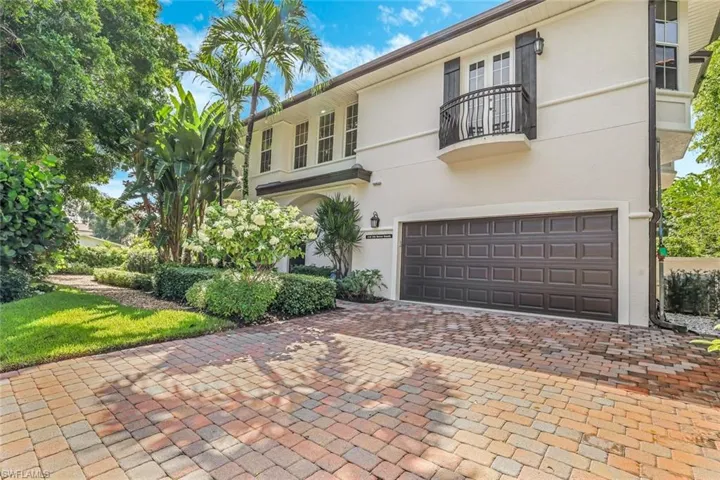 238  5th S ST, Naples, FL 34102