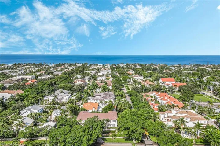 238  5th S ST, Naples, FL 34102