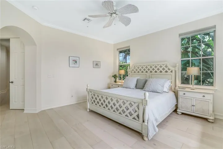 238  5th S ST, Naples, FL 34102