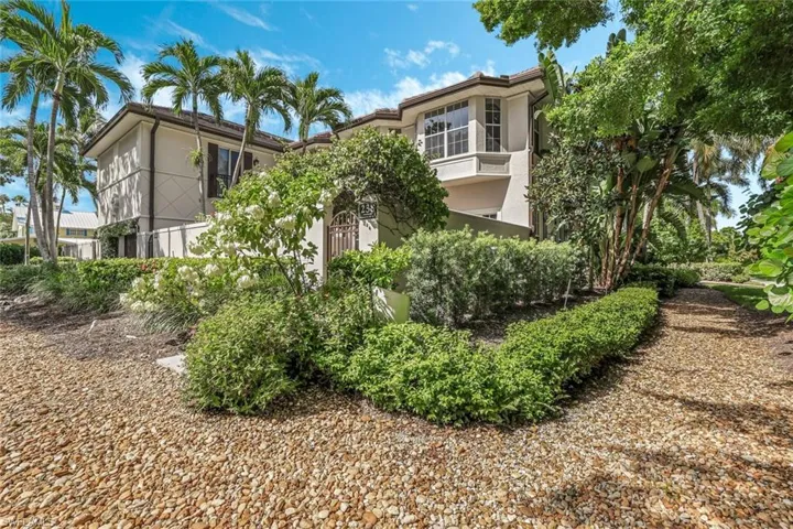 238  5th S ST, Naples, FL 34102