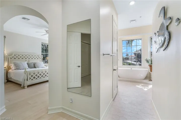 238  5th S ST, Naples, FL 34102