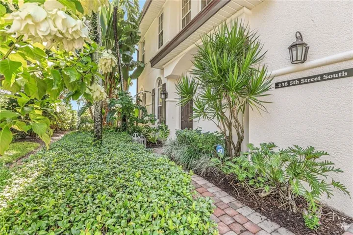 238  5th S ST, Naples, FL 34102