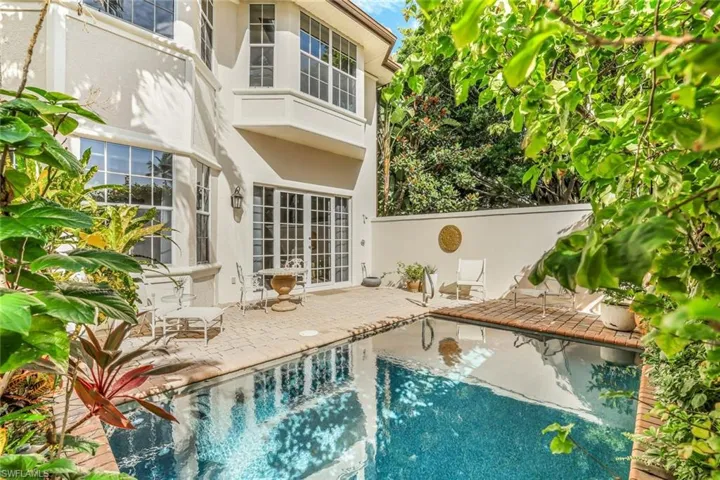 238  5th S ST, Naples, FL 34102