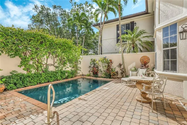 238  5th S ST, Naples, FL 34102