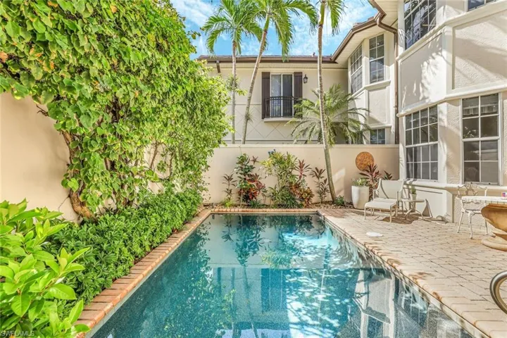 238  5th S ST, Naples, FL 34102