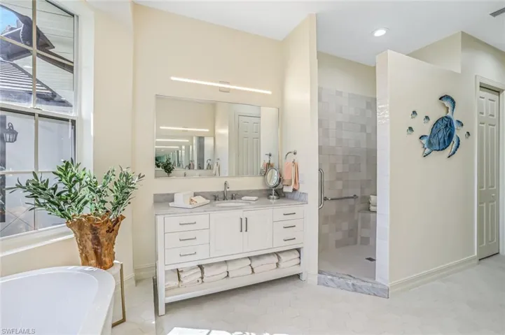 238  5th S ST, Naples, FL 34102