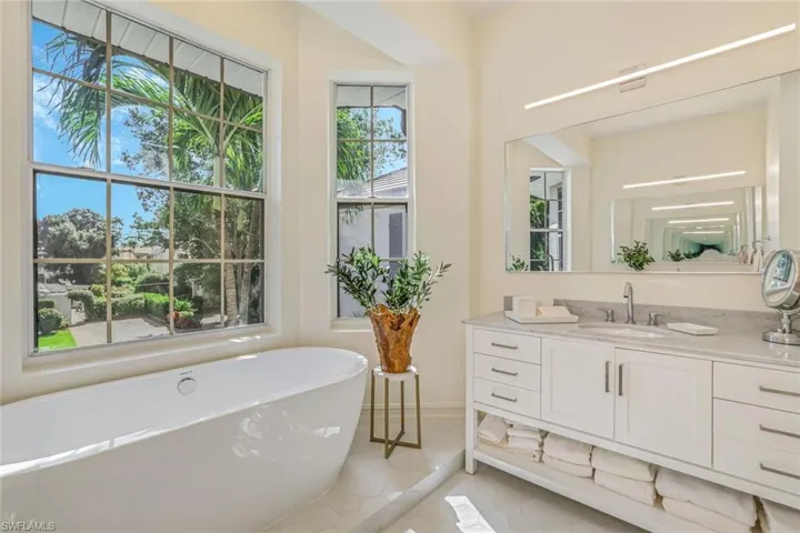 238  5th S ST, Naples, FL 34102