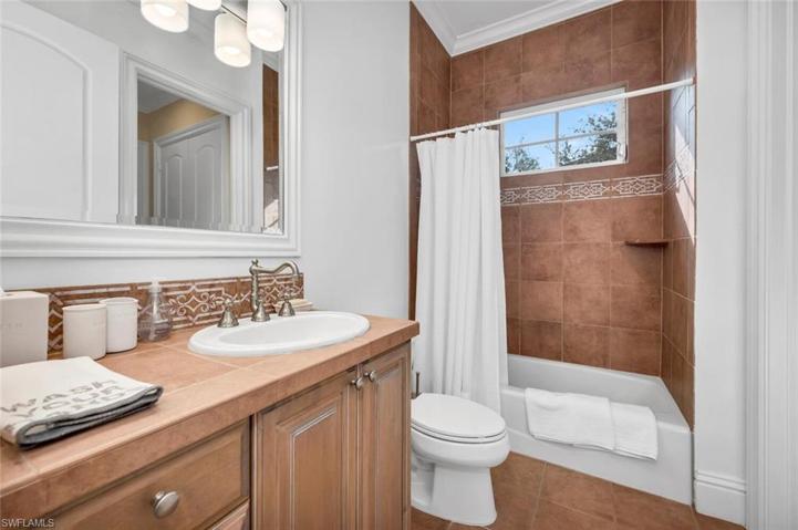 Jack and Jill Full Bathroom