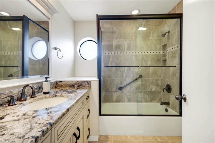 Full Guest Bath with Tub & Shower Combo