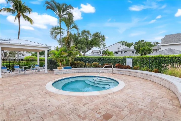 Large Community Spa! Sun Or Shade!