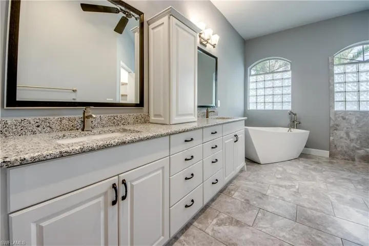5217 Sw 9th Pl, Cape Coral, Florida 33914