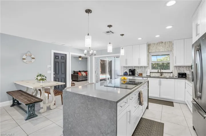 Bright and open concept kitchen/dining! great space to entertain